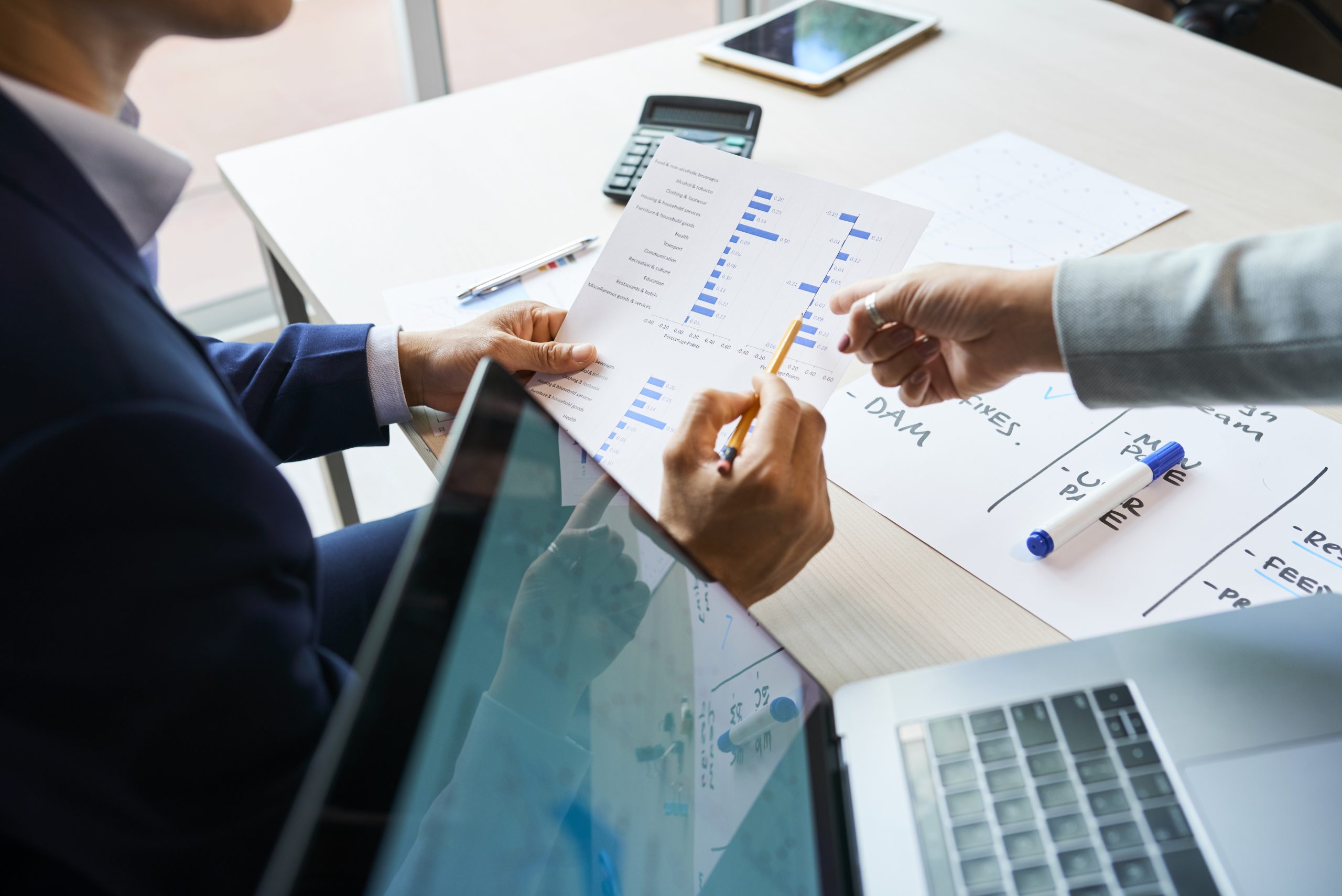 Schreibtisch mit Notebook und Dokumenten