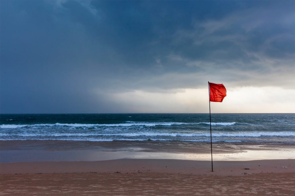 Strand mit Warnflagge