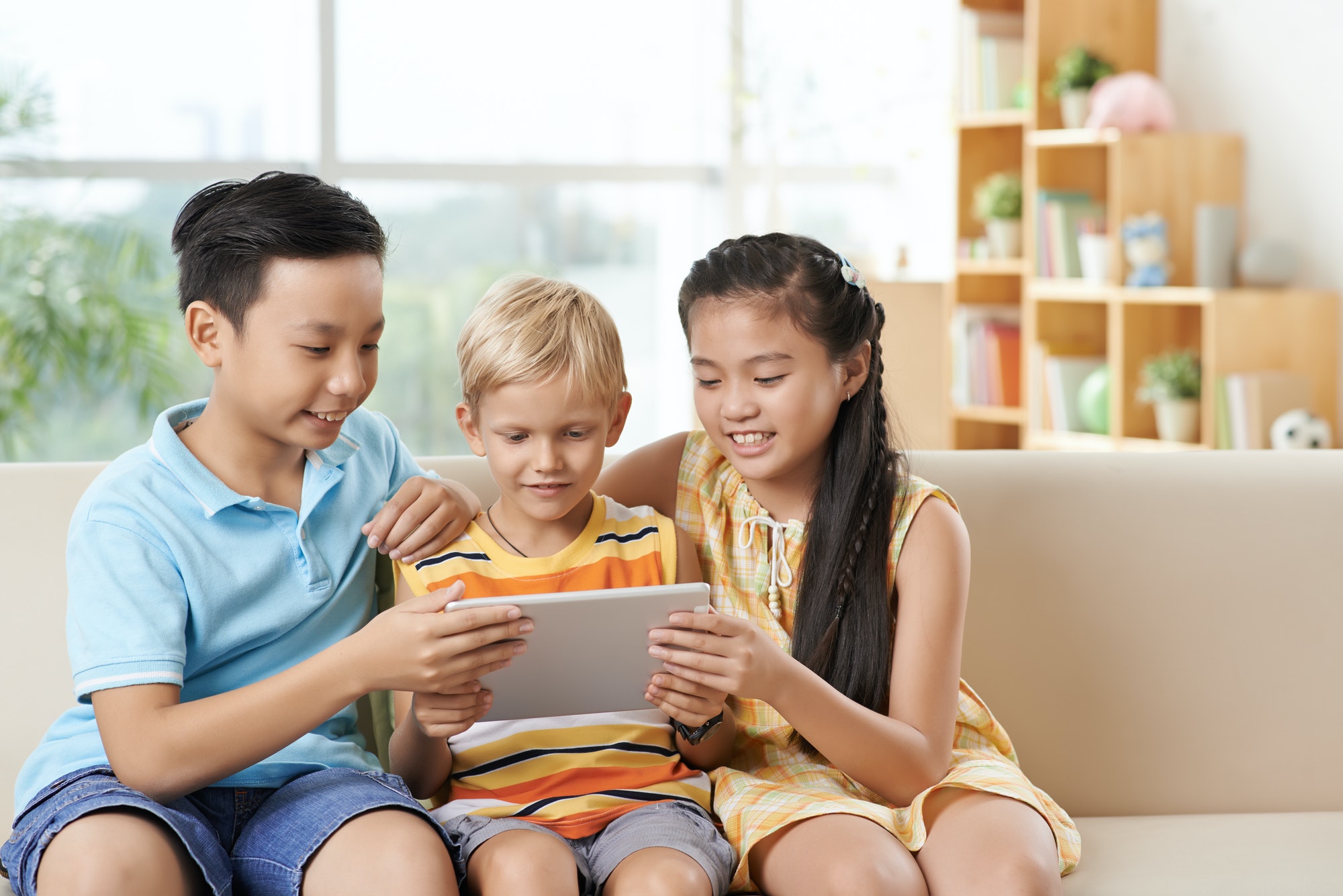 Children with tablet
