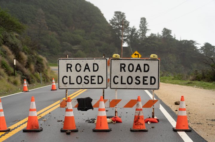 Sign of "road closed" during heavy rainfalls in California