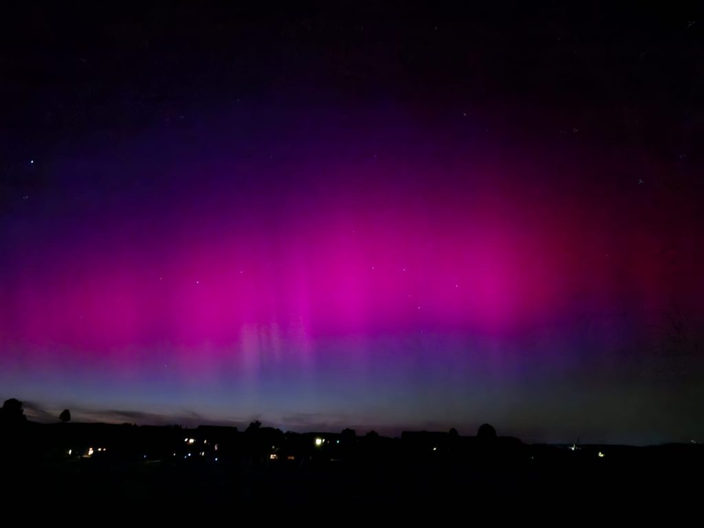 mehrfarbige Polarlichter über Süddeutschland