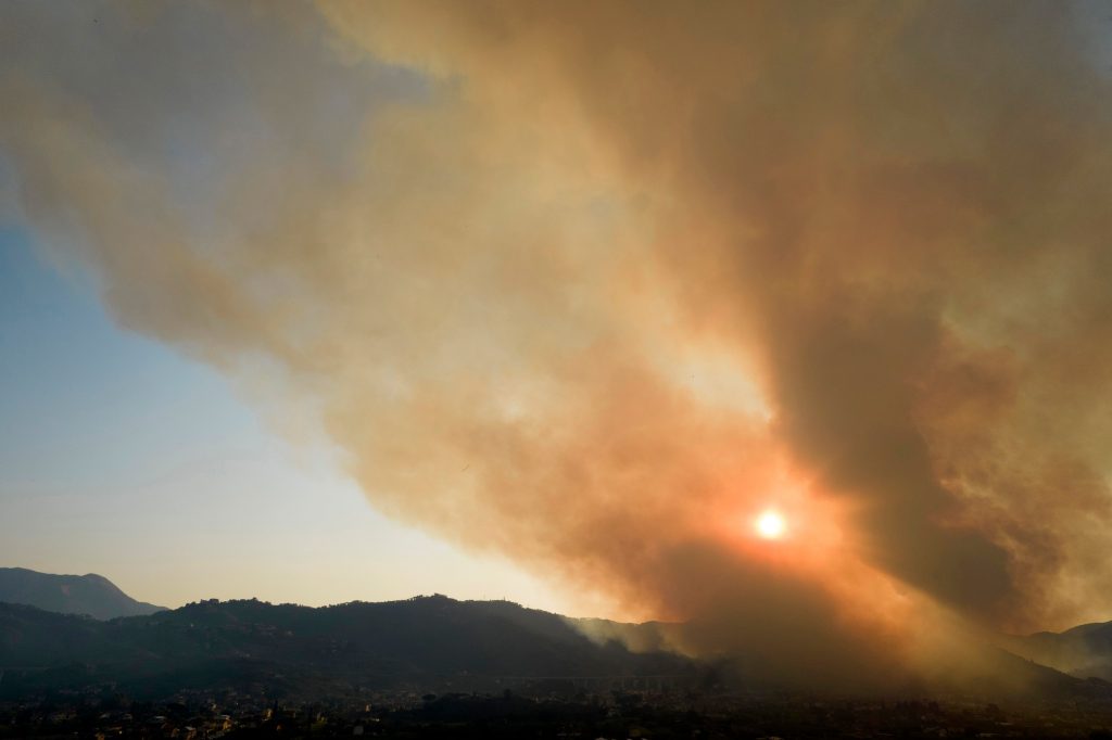Large column of smoke from a forest fire