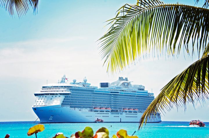 massive-cruise-liner-ship-anchored-in-the-bahamas-2026-03-10-01-09-58-utc, holiday ship, Kreuzfahrtschiff