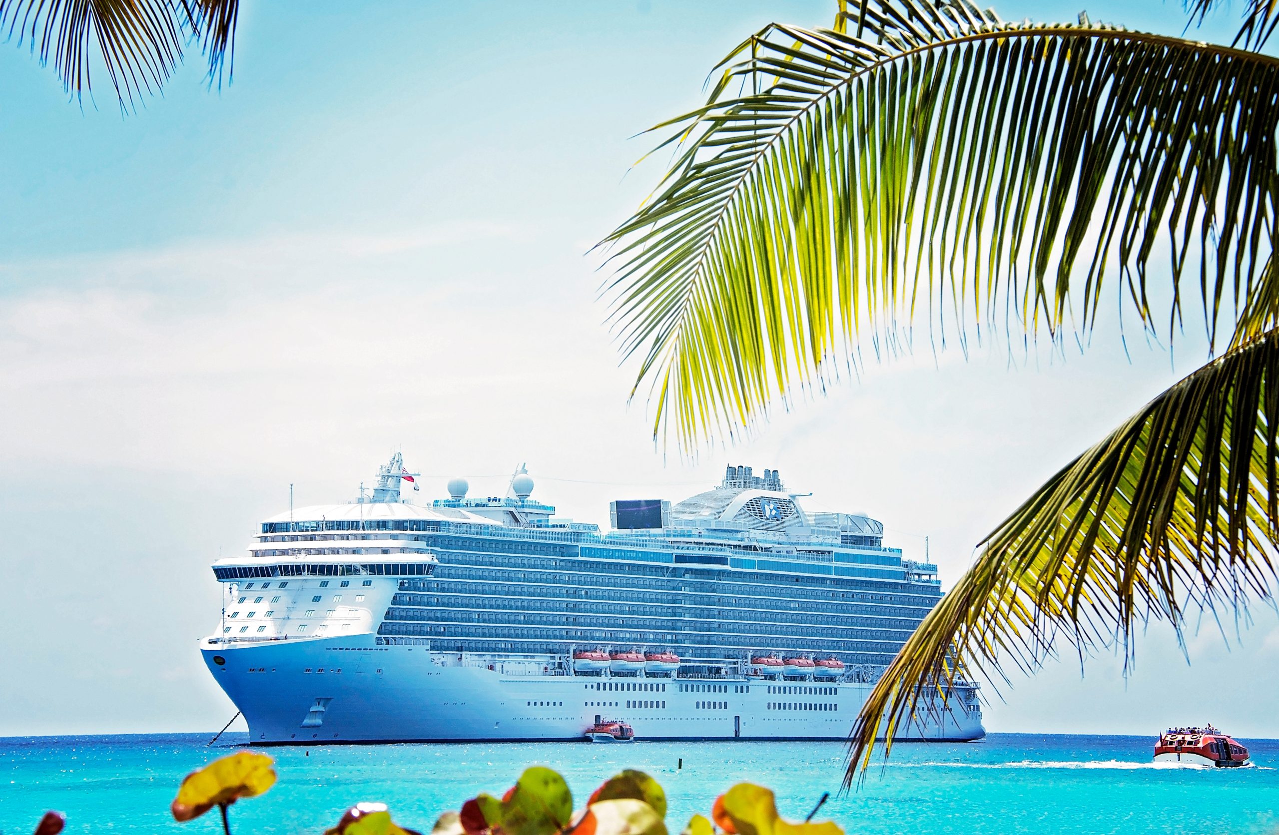 massive-cruise-liner-ship-anchored-in-the-bahamas-2026-03-10-01-09-58-utc, holiday ship, Kreuzfahrtschiff