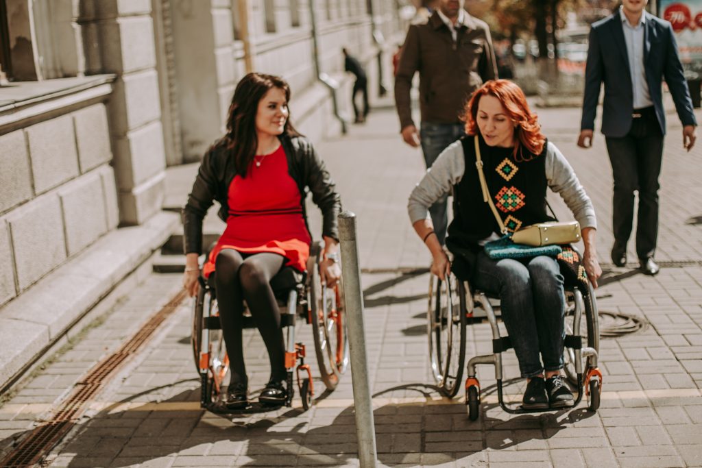 two-girls-in-wheelchairs-ride-around-the-city-next-2026-03-15-23-20-43-utc, disabled persons, Rollstuhlfahrer
