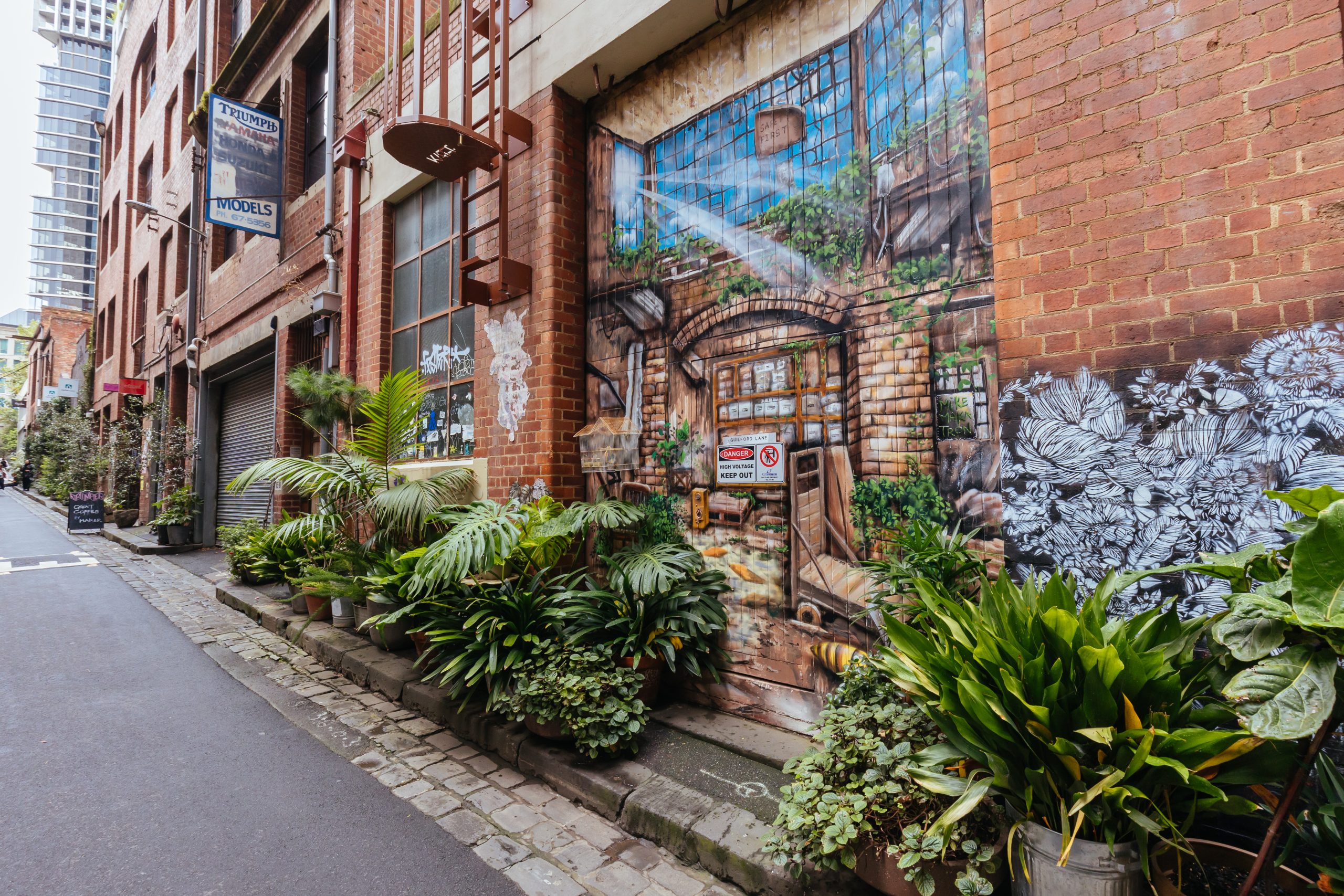 Melbourne, Australia - March 5, 2022 - Architectural details in Melbourne's Guildford Lane on a cloudy overcast day in Melbourne, Victoria, Australia, Fassadenmalerei, Street Art
