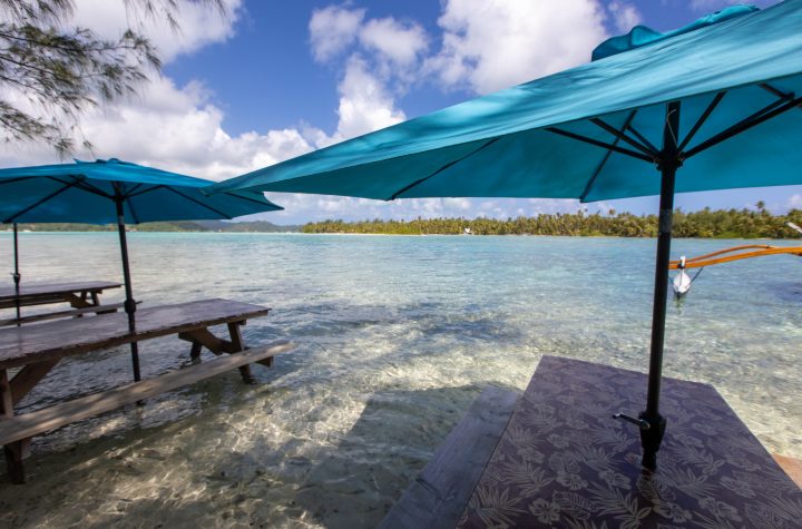 picnic-tables-in-tropical-island-ocean-water-on-a-2026-09-23-00-40-05-utc, tropischer Strand